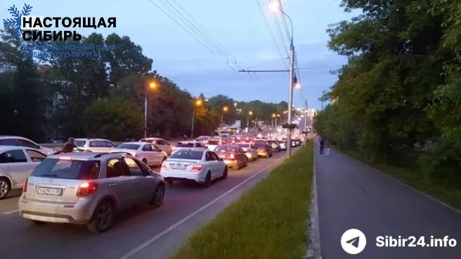 Сибирские регионы столкнулись с острым дефицитом бензина: автолюбители отстаивают в очередях по несколько часов, на АЗС вводят жёсткие лимиты, пассажирские перевозки рискуют остановиться.