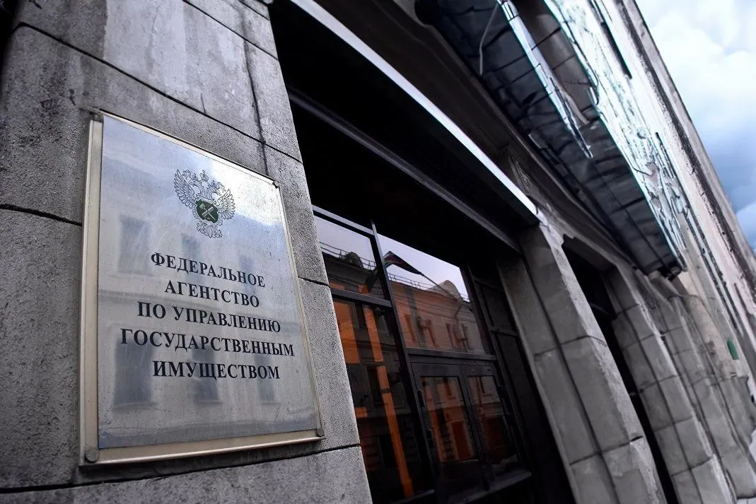 Парламент отменил ценовой порог и шестимесячную паузу между торгами — теперь государство сможет продавать любую квартиру, изъятую по приговорам судов; также ужесточены требования к оценщикам и организаторам аукционов.