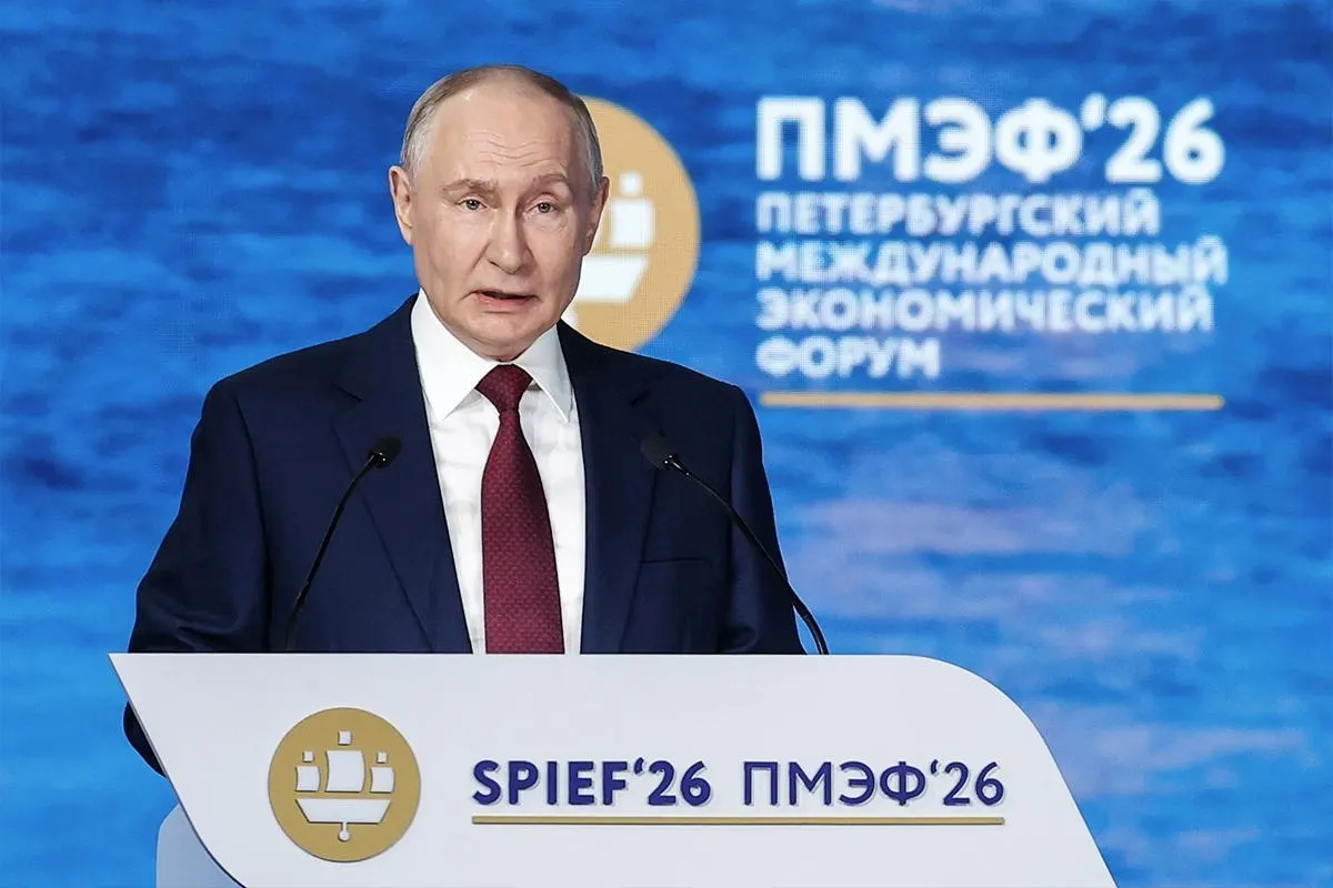 Российский президент заявил, что не видит смысла в личной встрече с украинским лидером на нынешнем этапе и потребовал конкретных договорённостей. Он также усомнился в легитимности украинского руководства и обратился к военнослужащим с призывом продолжать службу.
