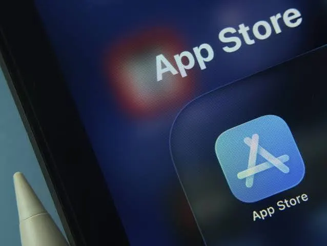 Apple без предупреждения убрала из App Store несколько популярных приложений, связанных с VK. Минцифры считает действия политически мотивированными и обратилось в ФАС с просьбой провести проверку.