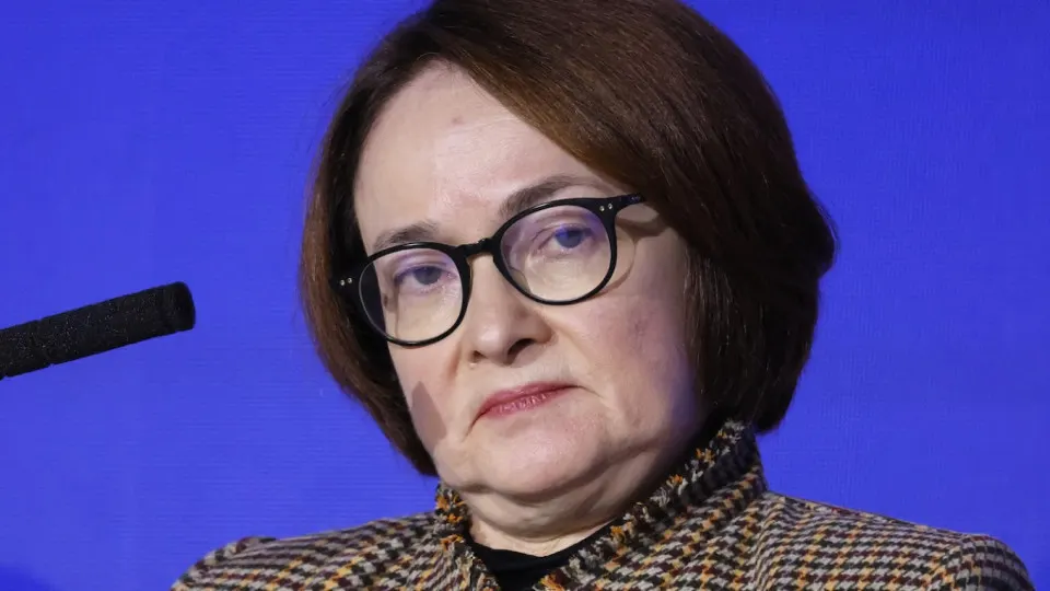 Резкий рост цен на бензин и серьёзное падение выпуска нефтепродуктов усиливают инфляционное давление и могут отложить или отменить ожидаемое смягчение денежно‑кредитной политики.