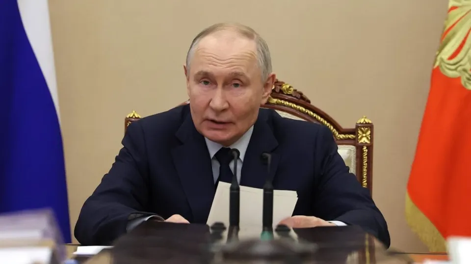 Президент заявил, что «инвестиционной паузы нет», но признал, что инвестиции сократились рекордно — в первом квартале на 14,3%. Основные причины — высокие ставки, снижение прибылей и внешние ограничения.