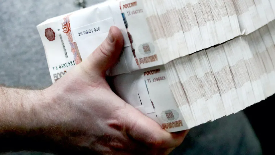 Из‑за перебоев с интернетом и опасений по поводу налогов население и бизнес переходят в наличность: к концу апреля в обращении около 20 трлн руб., ЦБ ужесточил контроль.