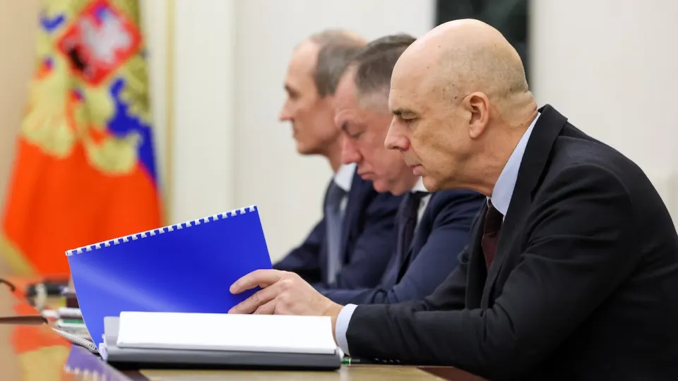 После затяжной распродажи рынков доходности российских гособлигаций поднялись до годовых максимумов — это увеличивает стоимость заимствований и усиливает риск роста бюджетной нагрузки.