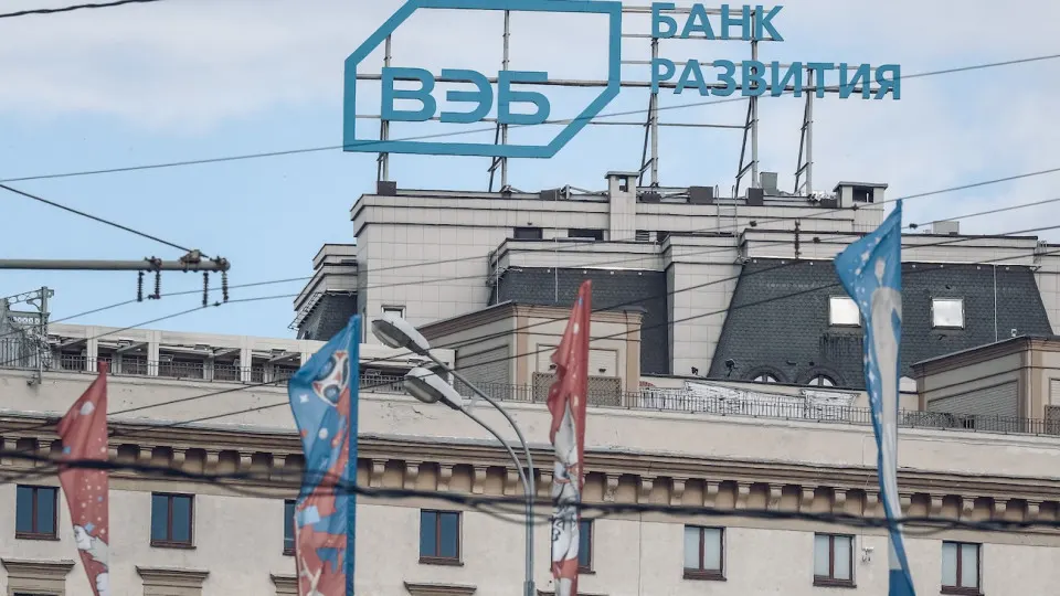 Крупный государственный банк планирует уменьшить бюджет и сократить пятую часть персонала в рамках подготовки к параметрам бюджетирования 2027 года — решение связано с «кредитным охлаждением» экономики и директивами правительства.