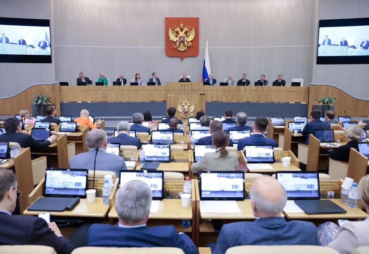 Анализ показывает: инициативы кабинета министров принимают значительно чаще депутатских. Многие депутатские проекты по сути разрабатываются исполнительной властью, а около пятой части законопроектов остались без окончательного решения до апреля 2026 года.