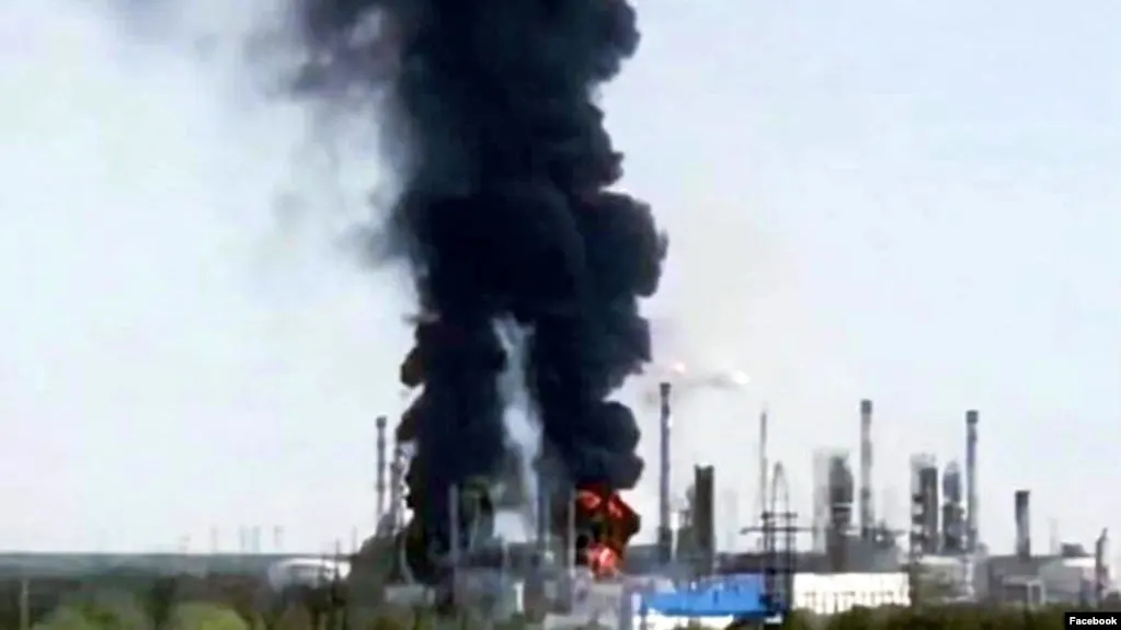 25 июля тюменский нефтеперерабатывающий завод приостановил переработку нефти после удара беспилотника: загорелись установки гидроочистки дизеля и производства высокооктанового бензина. Завод — один из крупнейших независимых НПЗ России; предыдущие удары по предприятию уже фиксировались ранее.
