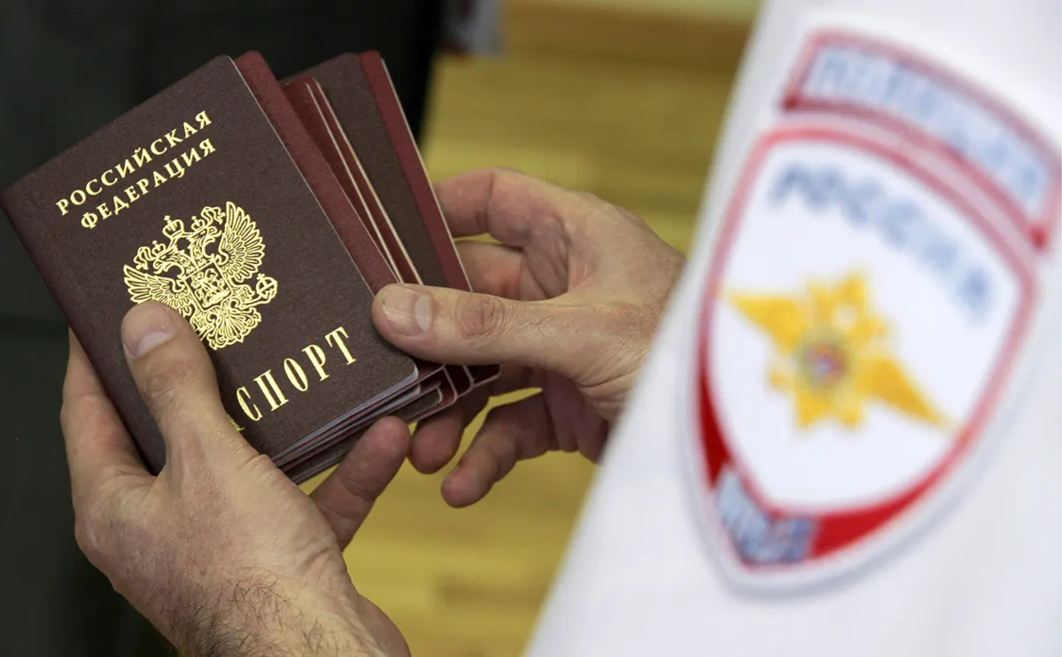 По данным собеседников, россиянам могут разрешить поездки в «недружественные» страны только группами от 10 человек с сопровождением и по утверждённым маршрутам; официальных подтверждений пока нет.