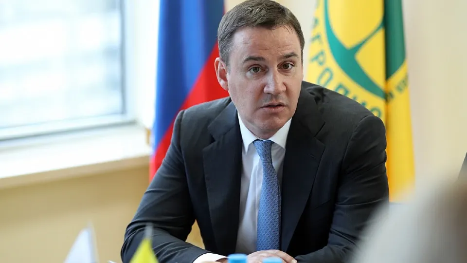 Заместитель председателя правительства Дмитрий Патрушев фактически установил влияние на госоператора по мусорной реформе: в наблюдательный совет вкрай входят его кадры, а прежнее руководство компании оказалось под уголовным преследованием.
