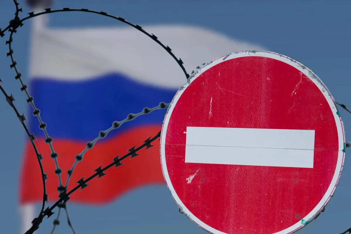 Послы ЕС отложили обсуждение 21-го пакета санкций против России до 22 июля из‑за разногласий: Вена требует компенсации для банка Raiffeisen, а Греция выражает беспокойство по ограничениям на торговлю СПГ.