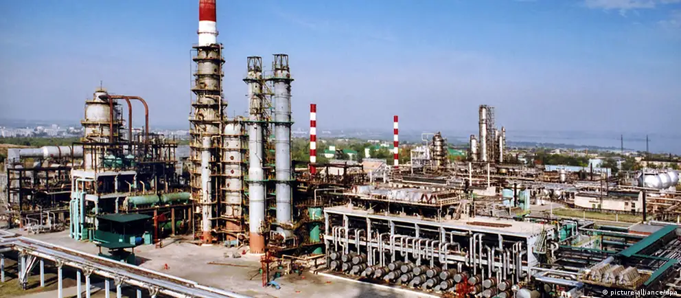 Ночью зафиксированы атаки на нефтеперерабатывающий завод в Сызрани, серия попаданий по танкерам и паромам в Азовском море и массовые отключения электроэнергии в Крыму. По данным Минобороны РФ, были перехвачены сотни беспилотников.