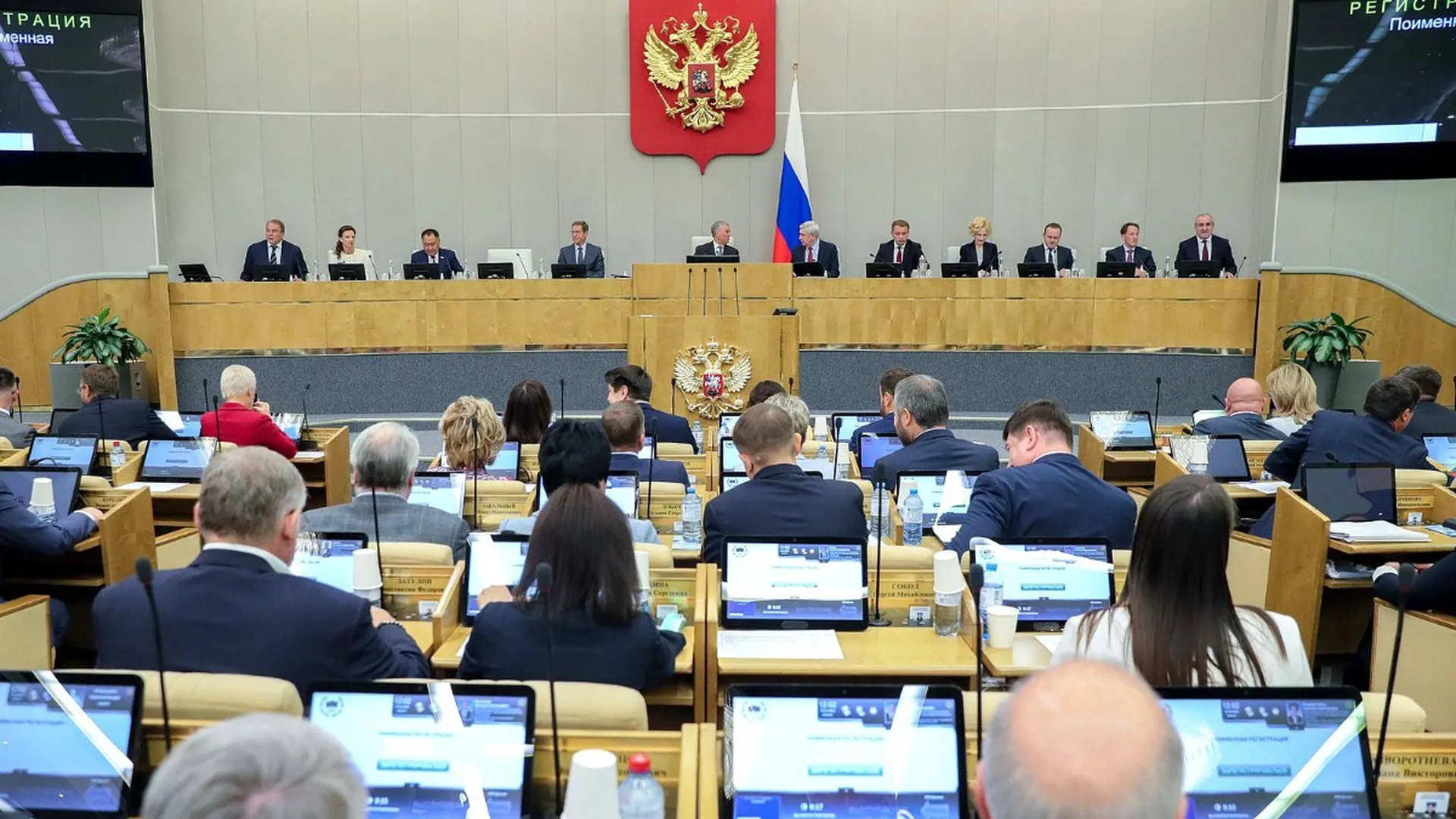 Совет Госдумы рекомендовал включить в повестку заседания 22 июля второе чтение двух законопроектов, вводящих ряд ограничений для граждан, находящихся за границей и уклоняющихся от исполнения приговоров или административных решений. Рассмотрение может пройти в ускоренном порядке.