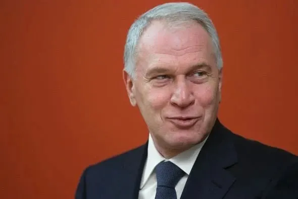 Президент подписал указ о награждении Ковальчука за вклад в социальные проекты, сохранение культурно‑исторических ценностей и благотворительность. По версии Forbes он занимает 66‑е место, его состояние оценивают примерно в $2 млрд.