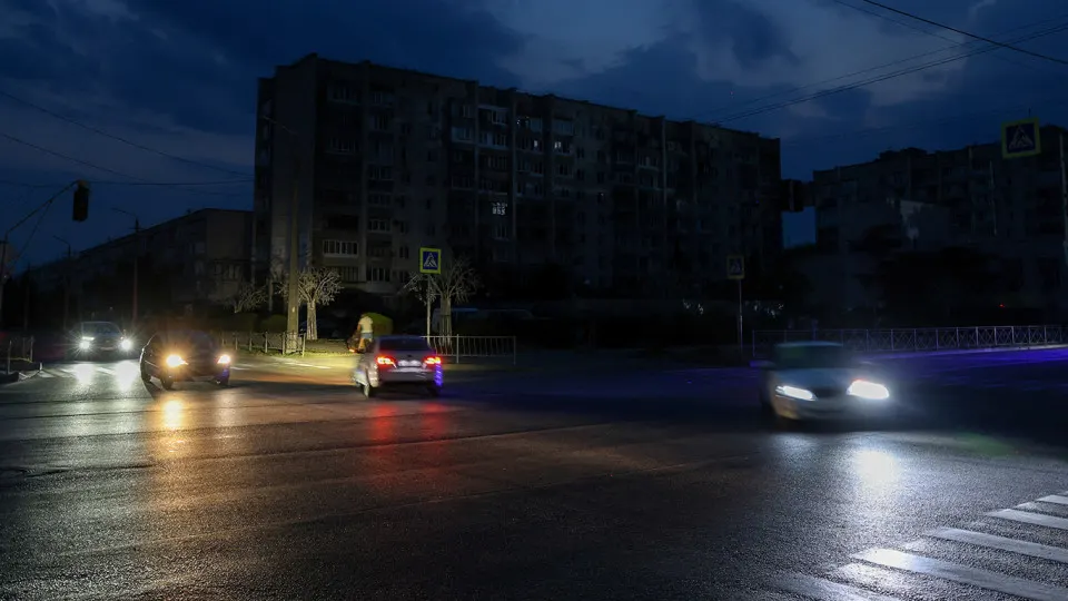 В ряде регионов, включая Крым, из‑за дефицита топлива и роста цен уменьшили количество рейсов общественного транспорта и повысили тарифы; переработка нефти в стране резко снизилась.