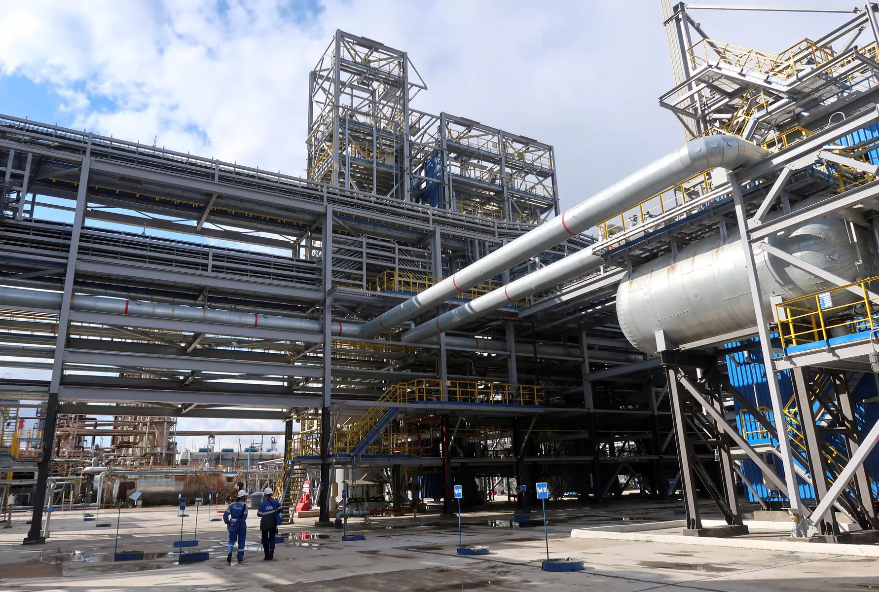 После ночной атаки беспилотников переработка нефти на заводе в Башкортостане приостановлена: повреждены ключевые установки, восстановление может занять от недель до месяцев.