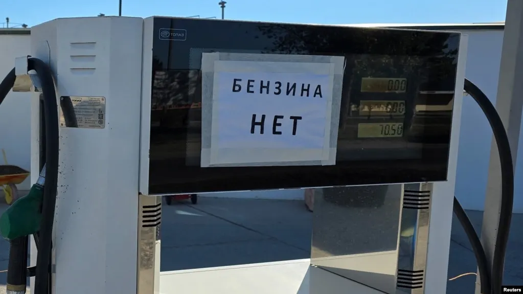 По данным Росстата, за неделю с 23 по 29 июня наиболее глубокий рост цен на автомобильный бензин отмечен в Севастополе — до 30%. По стране бензин в среднем подорожал на 1,6%, дизель — на 2,23%; дефицит топлива и ограничения ввели более 40 регионов.