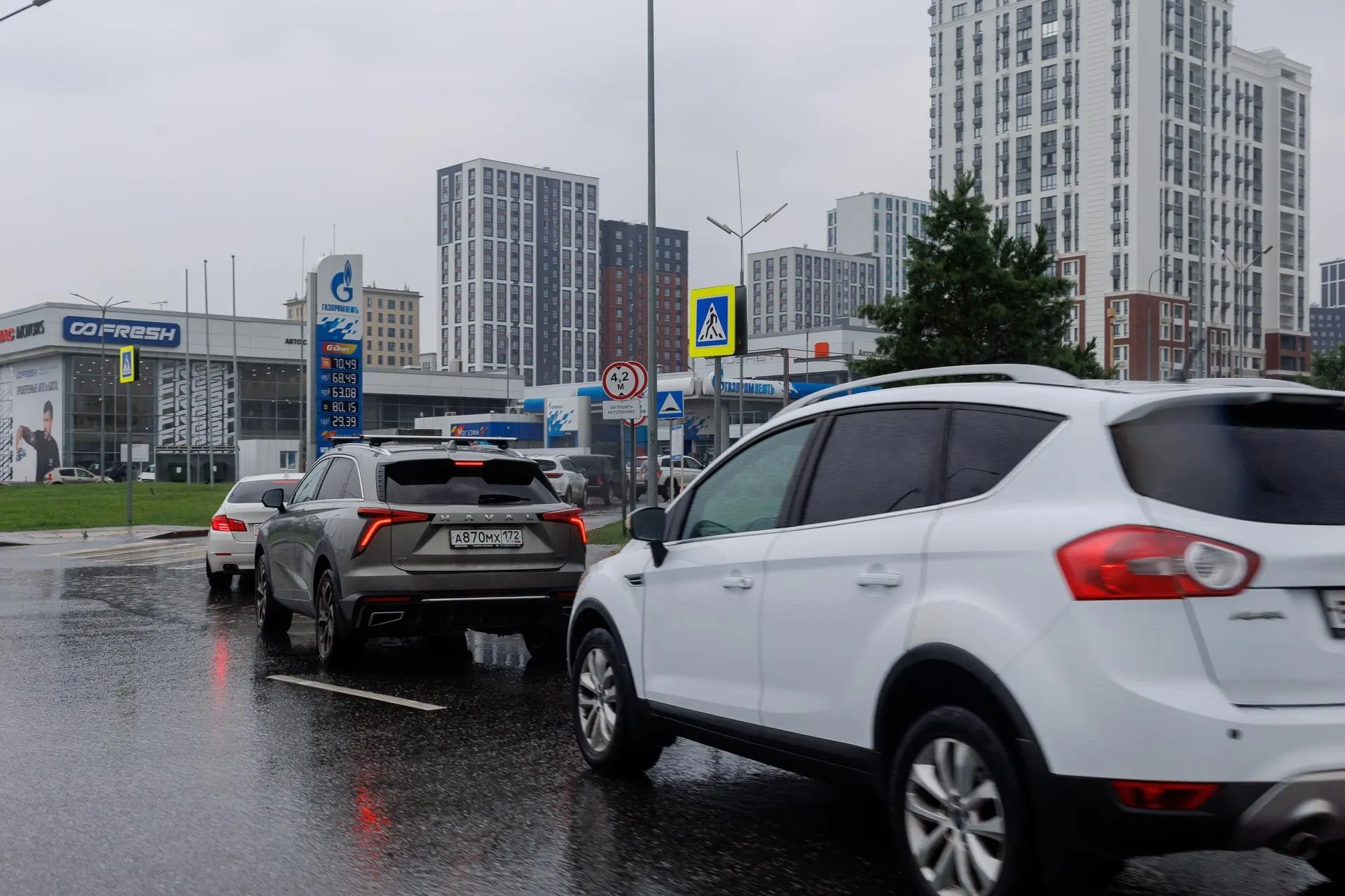 Запрет на вывоз дизтоплива введён, чтобы сохранить внутренние поставки и сдержать рост цен. Эксперт Фролов считает решение логичным, но вынужденным и временным.