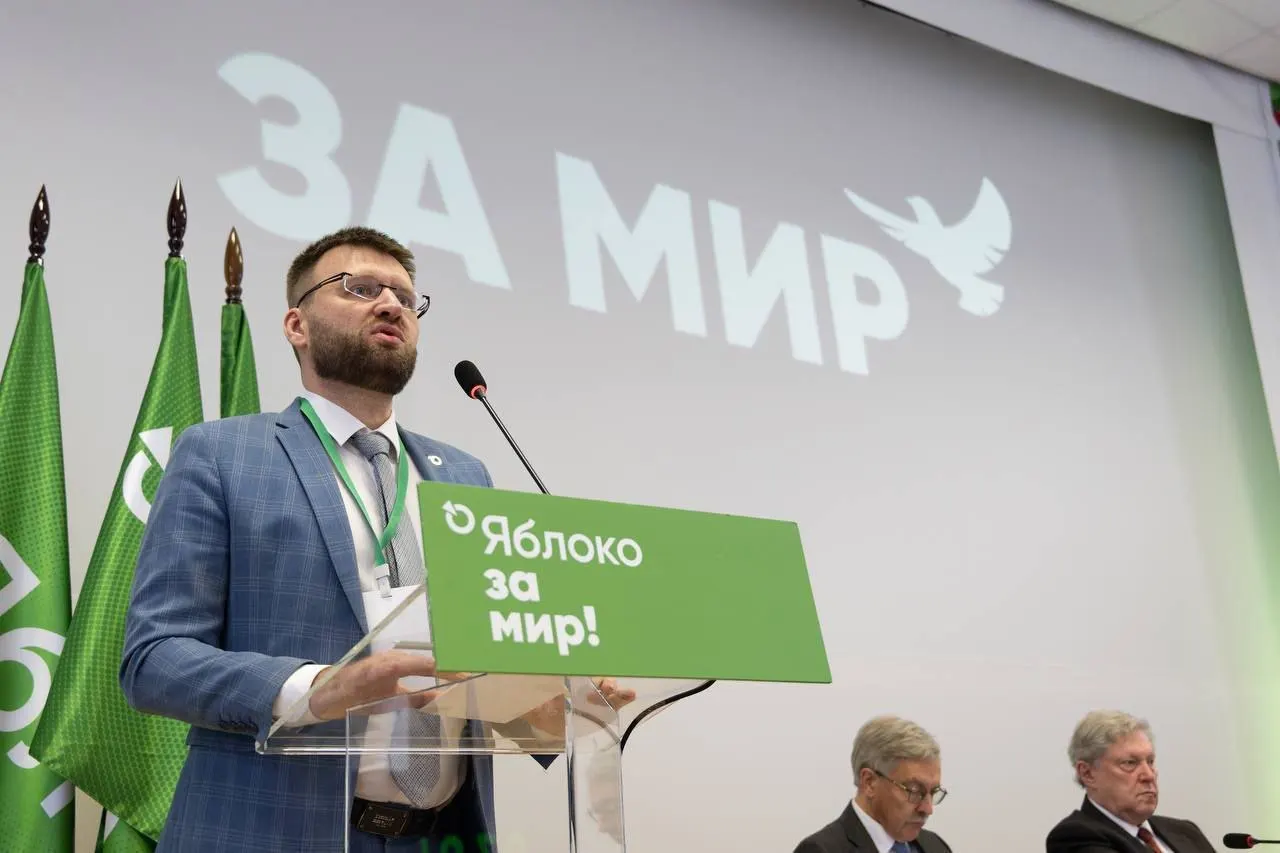 Ведомство отклонило ходатайство о снятии статуса, сославшись на «факты ведения политической деятельности»: поздравления, поездки в суд, возложение цветов и участие в видеоролике с бумажными самолётиками.