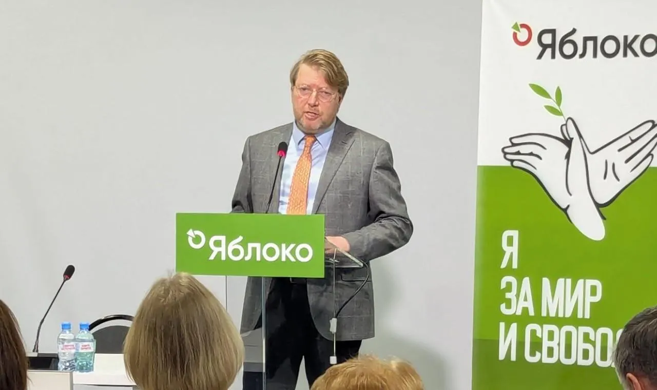 Верховный суд оставил в силе решение Выборгского районного суда Петербурга о штрафе для Николая Рыбакова за публикацию фотографии Алексея Навального. Минюст и МВД ранее не признавали эту фотографию экстремистской; партия намерена обжаловать вердикт в Конституционном суде.
