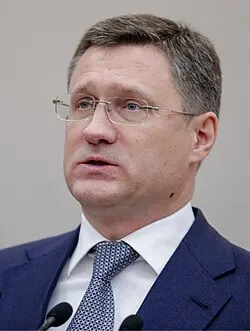 Вице‑премьер Александр Новак сообщил, что решение о продлении запрета на экспорт бензина принято на штабе по топливному рынку; экспорт дизеля будет возобновляться по мере восстановления спроса.