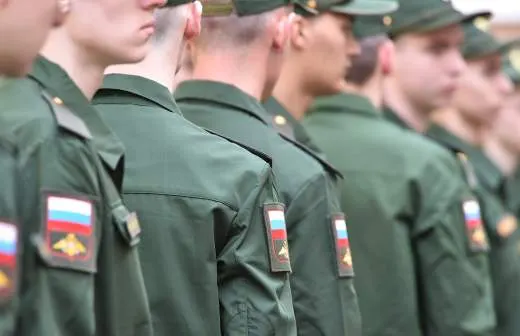 Законопроект позволит направлять призывников в пожарные подразделения для тушения пожаров и аварийно‑спасательных работ в городах и селах. В МЧС оценивают, что в ведомство могут направить до 5 тысяч срочников на фоне снижения штата и низких зарплат.