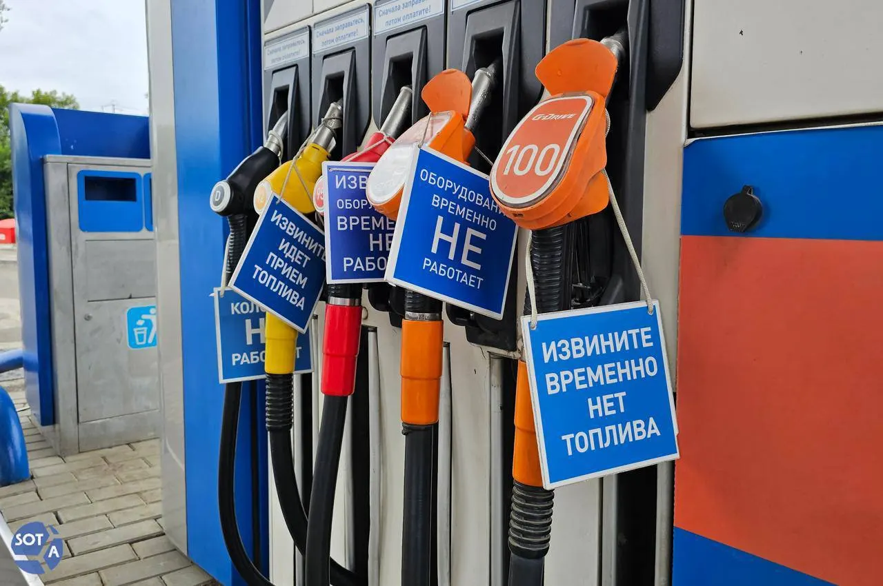 Медианные цены на бензин в России за год выросли на 20–32% в зависимости от марки. Эксперты считают, что заметного удешевления топлива в ближайшее время не ожидается из‑за структурного дефицита и ограничений в производстве.