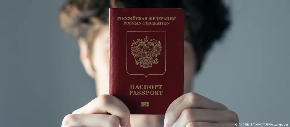Из‑за возражений Франции и Италии Евросоюз пересмотрел первоначальное предложение и предлагает ограничить запрет на краткосрочные визы лицами, непосредственно участвовавшими в боевых действиях; также расширены гуманитарные и иные исключения.