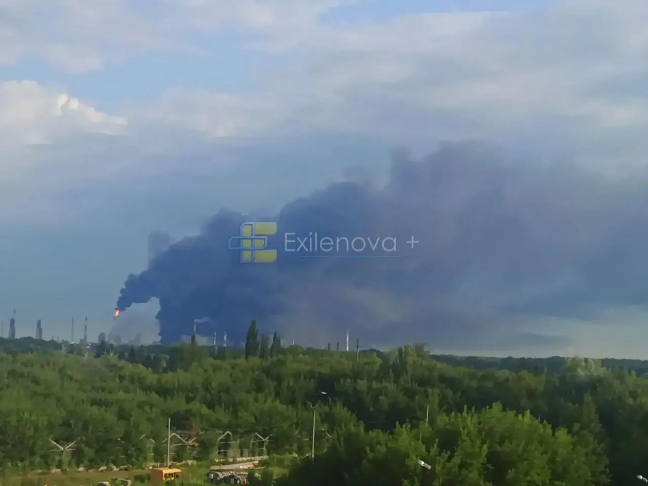 Беспилотники вызвали возгорания в Краснодарском крае и Башкортостане: есть пострадавший, повреждены жилые и производственные объекты, расследование продолжается.