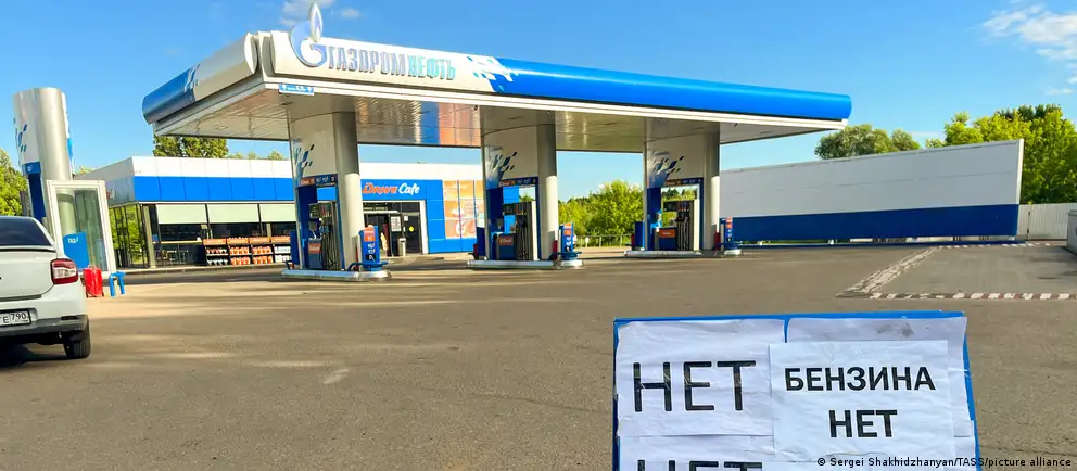 Росстат зафиксировал снижение производства нефтепродуктов на 21,8% в июне по сравнению с прошлым годом. Власти заявляют о частичной стабилизации рынка, но дефицит и удары по НПЗ продолжают влиять на поставки и цены.