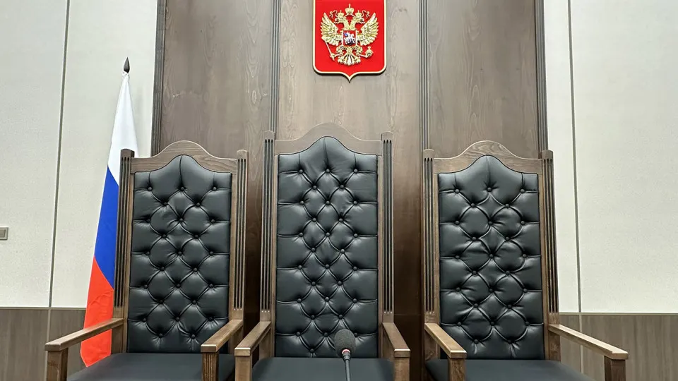 Правительственная комиссия поддержала инициативу Верховного суда о снижении требований к образованию для секретарей заседаний и других сотрудников аппарата судов с целью сократить кадровый дефицит и повысить привлекательность профессии среди молодежи.