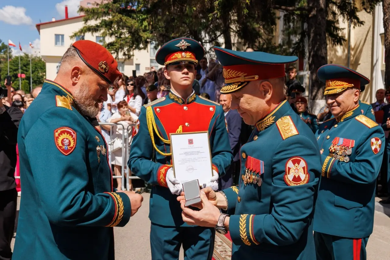 Начальнику Саратовского института войск национальной гвардии Александру Белоглазову присвоено воинское звание генерал-лейтенанта; погоны и удостоверение вручил заместитель директора Федеральной службы войск национальной гвардии генерал-полковник Анатолий Маликов.