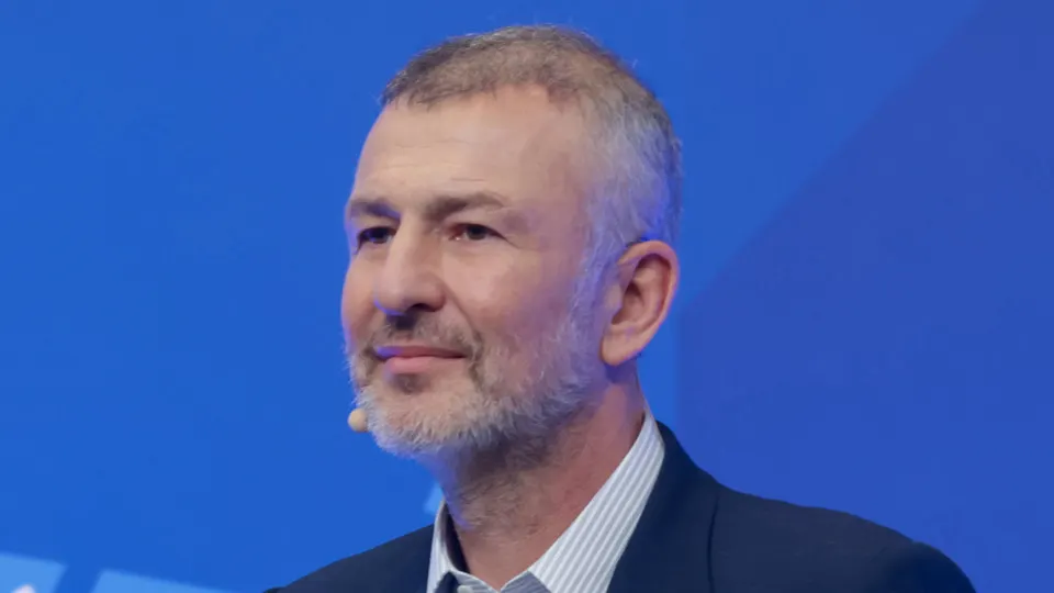 Миллиардер Андрей Мельниченко достиг мирового соглашения по делу о возможной национализации СИБЭКО: после перечисления 32 млрд рублей образовательному центру «Сириус» Генпрокуратура отозвала иск о передаче компании в доход государства.
