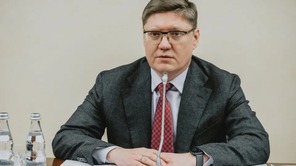 Замглавы фракции заявил, что перебои с бензином возникли из‑за ударов по НПЗ, пообещал решить проблему и раскритиковал идею национализации. Тем временем переработка нефти сократилась, по регионам введены лимиты и очереди на АЗС.