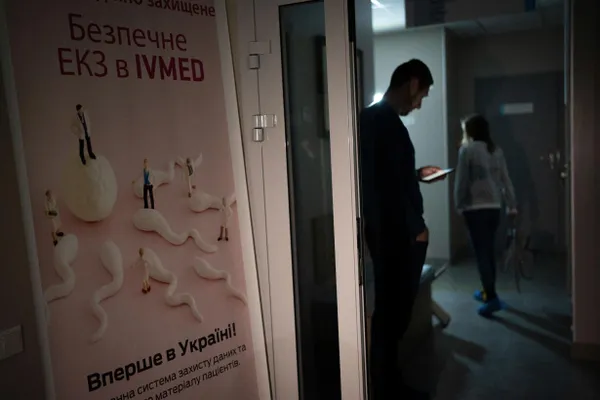 Депутаты приняли поправки в закон «О ветеранах»: вспомогательные репродуктивные технологии, включая ЭКО, будут предоставляться бесплатно отдельным категориям супруг женщин погибших и ветеранов; суррогатное материнство исключено.