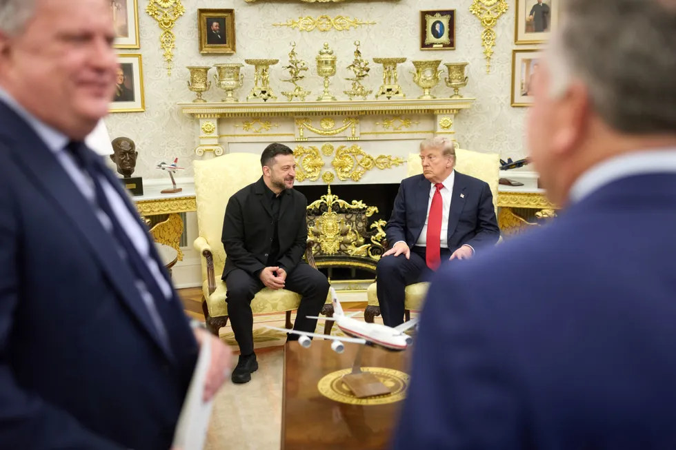 Встреча Владимира Зеленского с Дональдом Трампом в Белом доме прошла более чем час и завершилась взаимными положительными оценками. Зеленский просил экстренный пакет ракет для систем Patriot, а в Конгрессе США параллельно продвигались инициативы по ограничению импорта российских углеводородов.