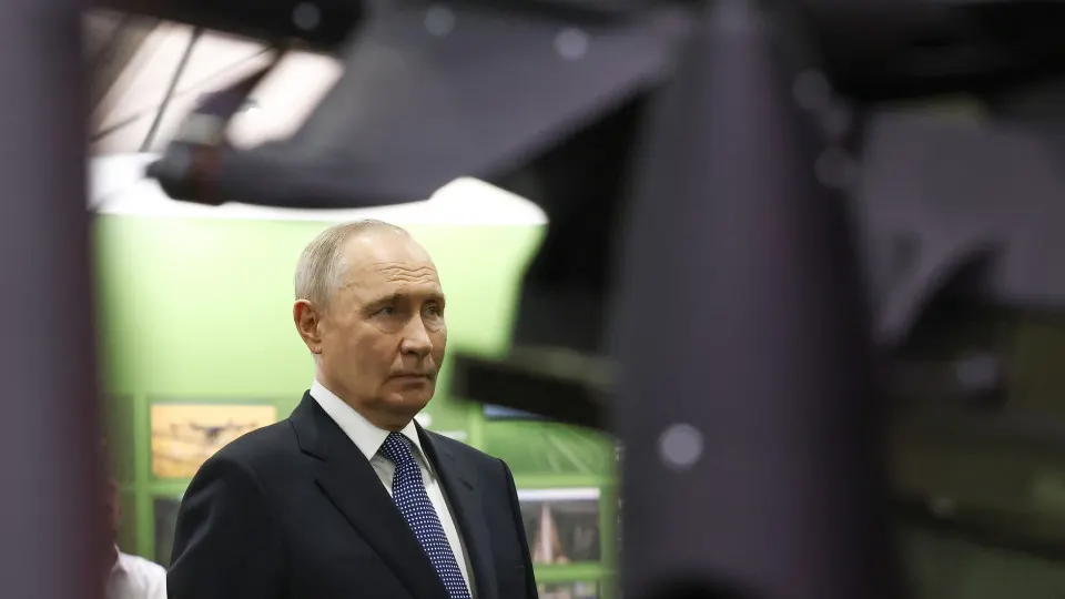 На форуме «Все для победы» президент заявил, что россияне добровольно перечислили около 70 млрд рублей через Общероссийский народный фронт; в то же время военные расходы страны продолжают расти и могут превысить бюджетные планы.
