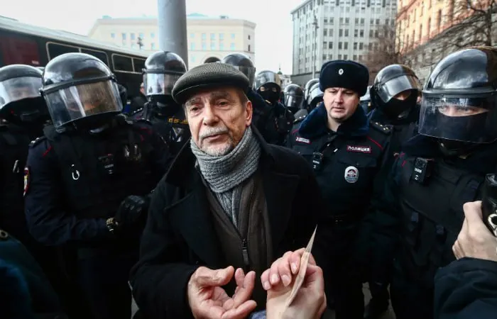 В Хорошевском суде Москвы началось заочное рассмотрение уголовного дела против 84‑летнего Льва Пономарева; следствие просит 6,5 года колонии и запрет администрировать сайты на 10 лет.