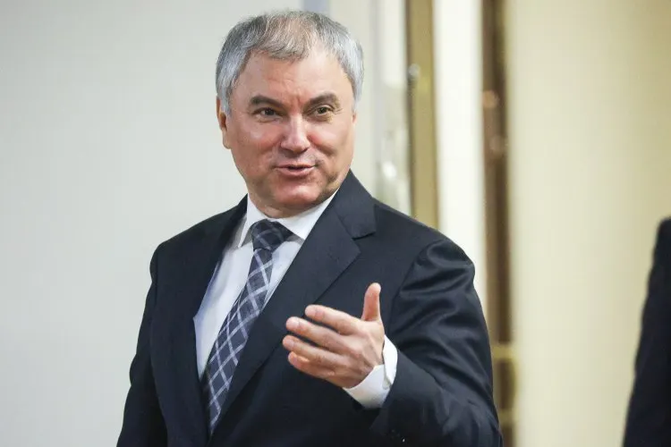 Спикер Госдумы предложил активнее развивать городской рельсовый транспорт как более дешёвую и экологичную альтернативу в условиях дефицита топлива.