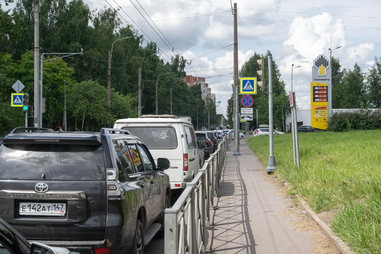 Проверка нескольких петербургских автозаправочных станций показала, что в городе продолжают продавать бензин стандарта Евро‑5, хотя в июле в России временно снизили экологический стандарт до Евро‑3. Работники АЗС отмечают наличие запасов и скепсис по поводу быстрого перехода на более «грязное» топливо.