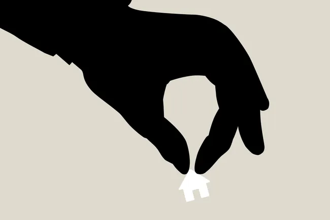 Новый закон позволяет арестовывать имущество россиян, находящихся за пределами страны. Что это значит на практике и какие есть безопасные способы переписать или продать недвижимость дистанционно — дарение, доверенность, дистанционная подпись, налоги, регистрация и получение денег.