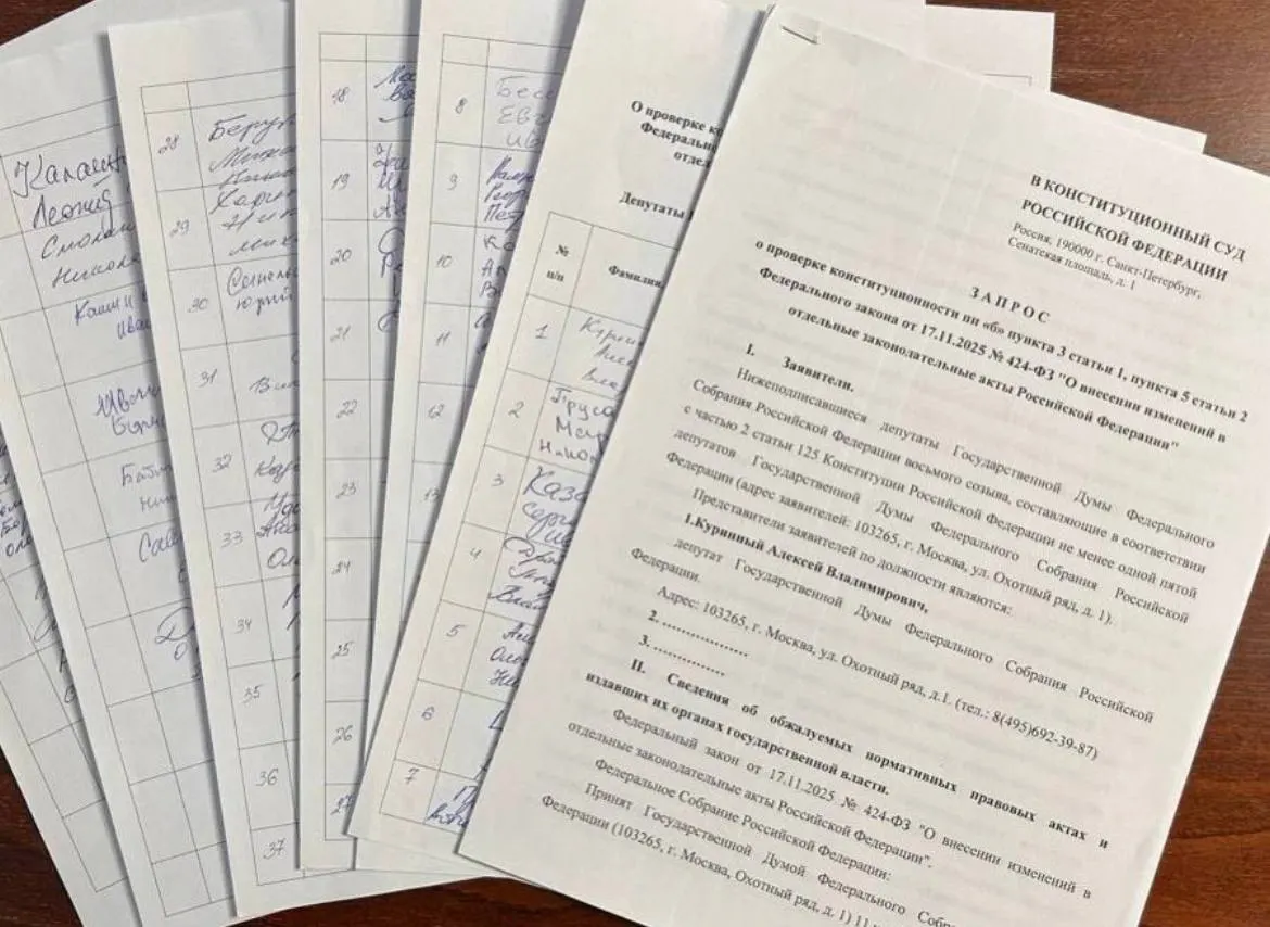 Депутат от Ульяновской области Алексей Куринный заручился поддержкой 73 коллег для запроса в Конституционный суд о проверке закона об обязательной отработке студентов-медиков, однако для формальной подачи обращения не хватает 90 подписей.
