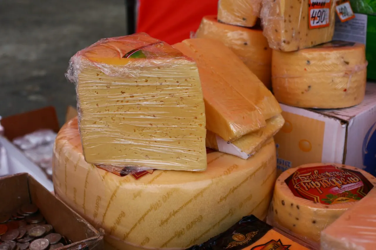 Россельхознадзор запретил поставки молочной продукции из Армении после проверок, выявивших использование заражённого сырья и отсутствие надёжной системы подтверждения происхождения молока.