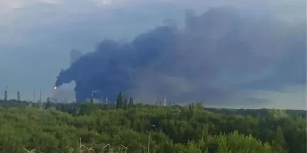 После удара дронов остановил работу завод в Салавате: повреждены обе установки первичной переработки, ремонт займёт недели или месяцы. Это уже пятый крупный НПЗ, остановленный с начала июля. Работники требуют доплат и усиления мер безопасности.