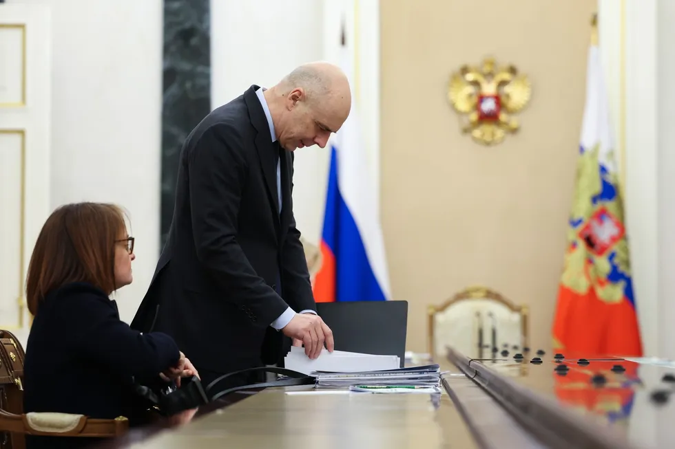 Госдума дала Минфину возможность оперативно увеличивать расходы и госдолг сверх установленных лимитов. Это снимает парламентский контроль, повышает непредсказуемость фискальной политики и усиливает риски для бизнеса, финансовой стабильности и уровня жизни граждан.
