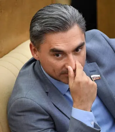 Депутат Андрей Свинцов заявил, что Telegram может продолжить легальную работу в РФ при выполнении ряда требований — открытии представительства, локализации данных и сотрудничестве со спецслужбами. Россиянам рекомендовано временно воздержаться от финансовых операций в мессенджере. Ранее ФСБ сообщила о заочном обвинении Павла Дурова по статье о содействии терроризму.