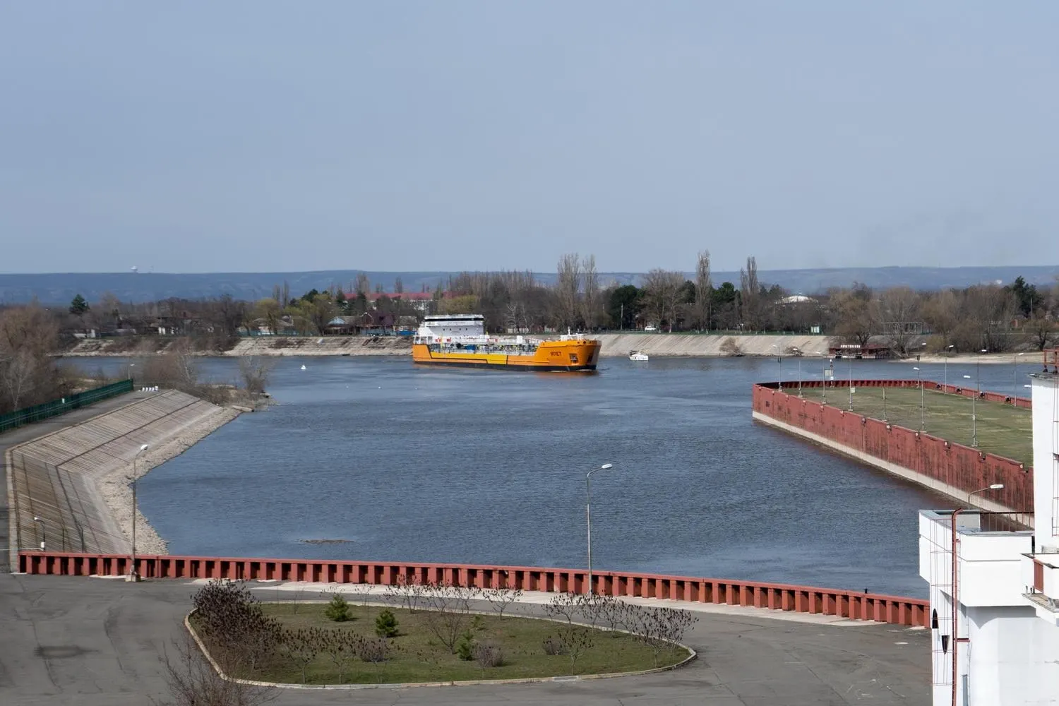 После атак беспилотников по Азовскому морю Россия временно закрыла Азово‑Донский морской канал. Эксперты предупреждают, что это может повлиять почти на четверть вывоза пшеницы через Азовское море и ухудшить ситуацию с топливом в Крыму.