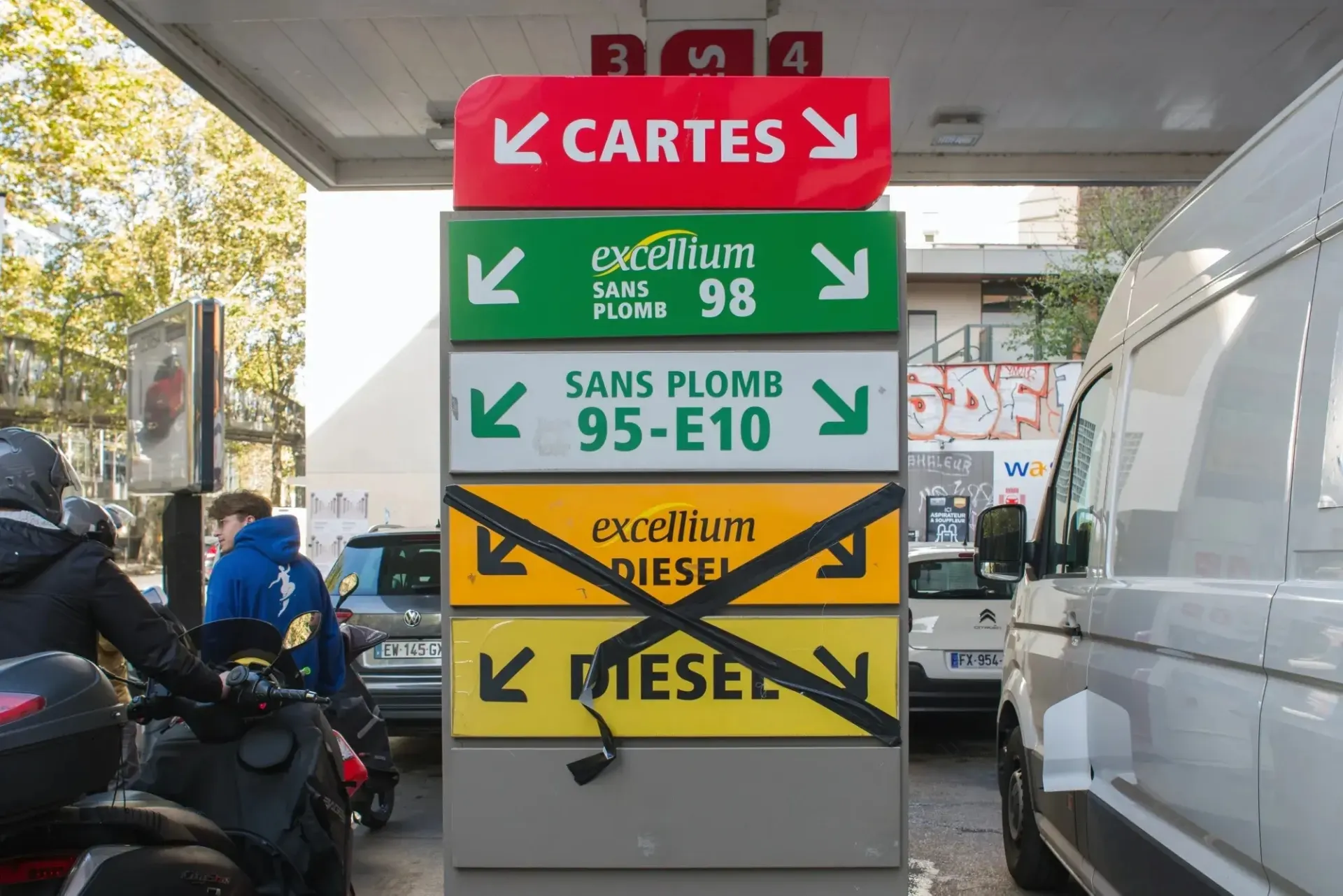 Комбинация запрета на экспорт нефтепродуктов из России и перебоев в поставках через Ормузский пролив привела к резкому росту оптовых цен на дизель и риску дефицита в ряде регионов мира.