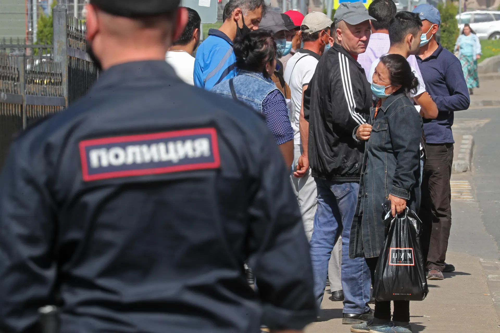 Во второй версии законопроекта об обязательном выдворении иностранцев хотят добавить нарушение требования пограничника и дискриминацию в перечень правонарушений, влекущих безальтернативную депортацию. Поправки были одобрены правительством 2 июля.