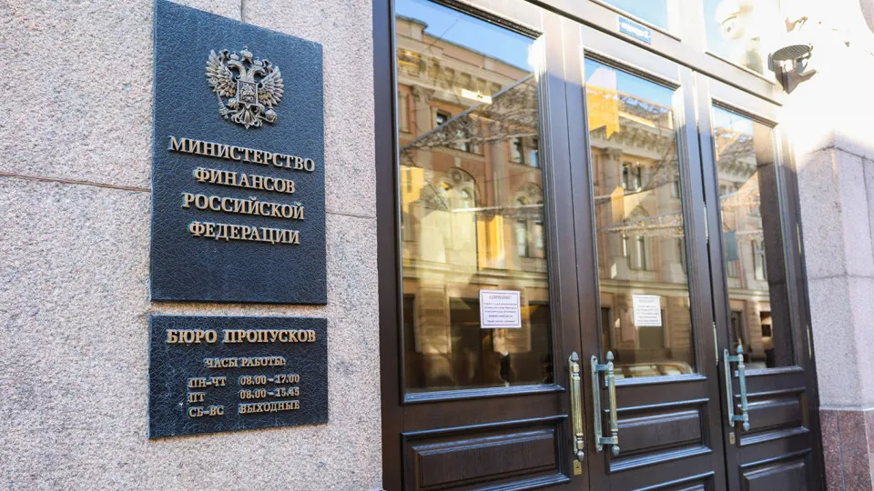 После 2022 года финансирование бюджета всё в большей степени опирается на госдолг: к 2028 году он может приблизиться к 20% ВВП, а расходы на обслуживание облигаций уже стали одной из крупнейших статей расходов.