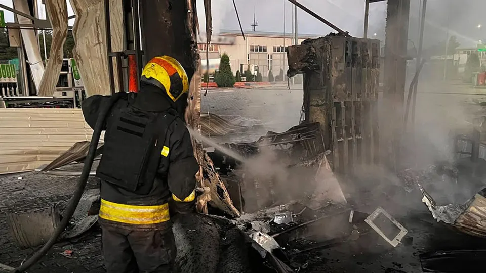 Беспилотная атака в Днепропетровской области повредила несколько автозаправок и унесла жизни людей. Одновременно в России наблюдается дефицит бензина, рост цен, введение лимитов и экстренный импорт топлива.